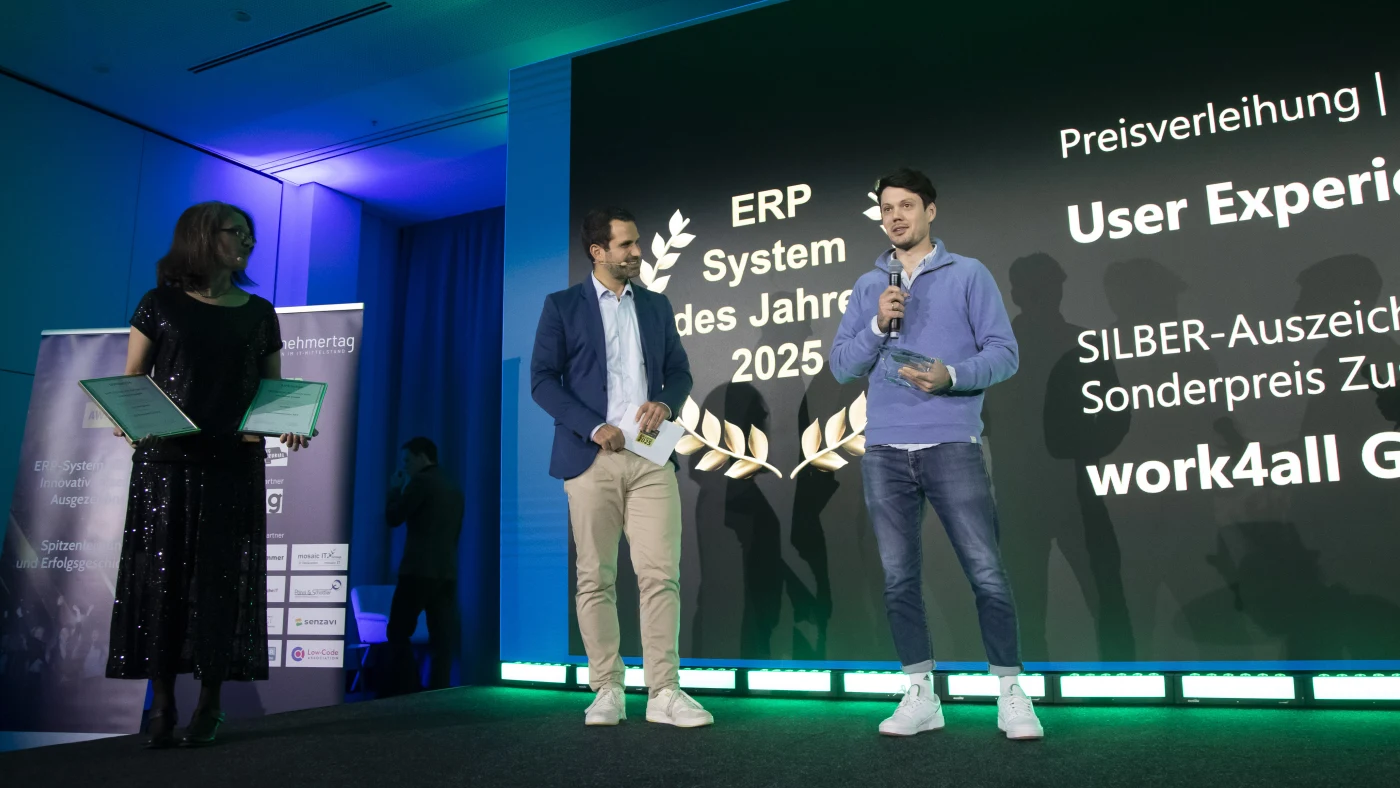 Auszeichnung auf der Bühne beim ERP-System des Jahres 2025